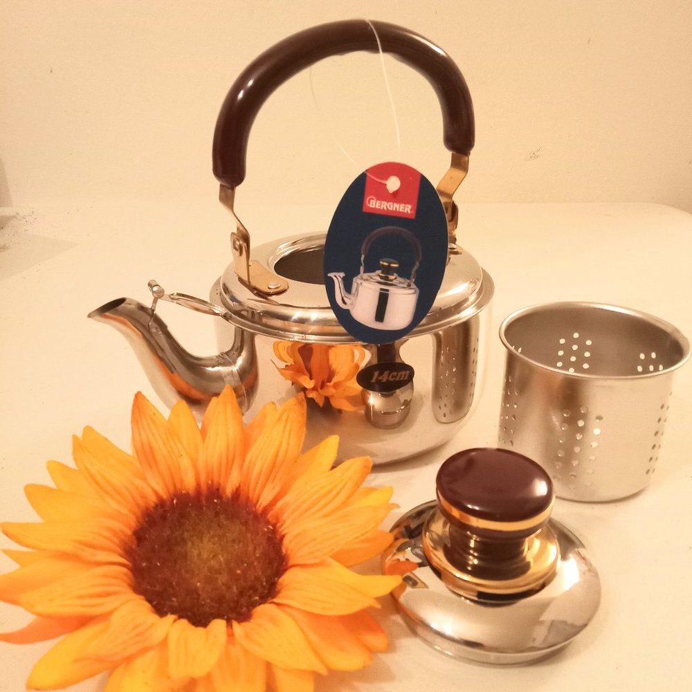 NWT BRAND NEW Stainless Steel Tea Pot with a Whistle